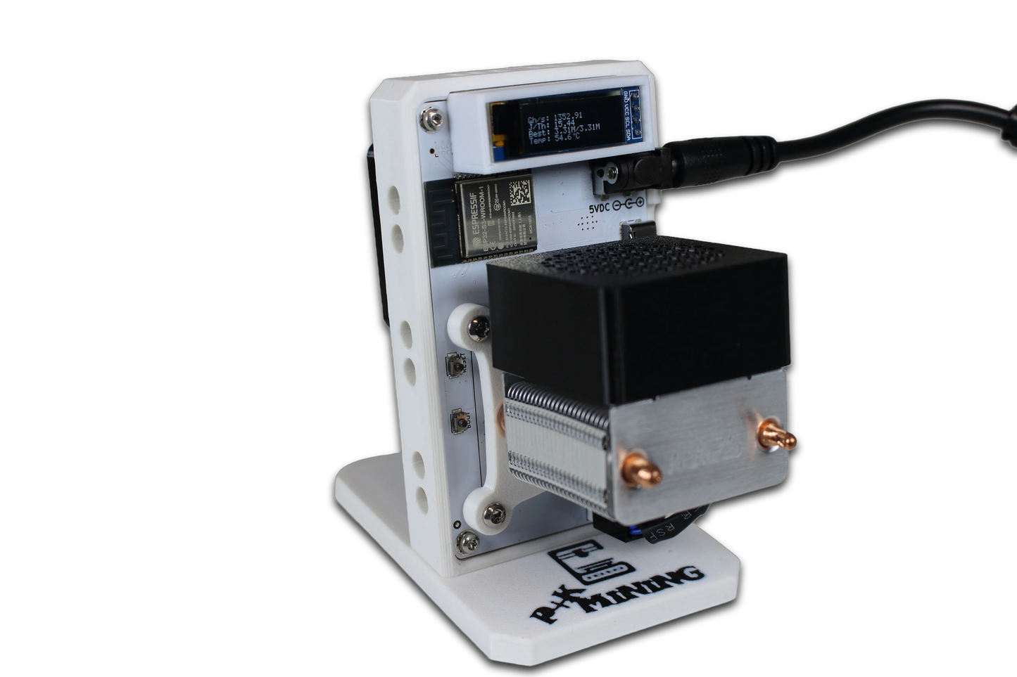 Kompaktes Bitcoin Mining Gerät mit Display, Lüfter und Kühlkörper auf schwarzem Hintergrund