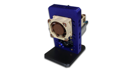 Kompaktes Bitcoin Mining Gerät mit Lüfter und blauer Halterung auf schwarzem Hintergrund